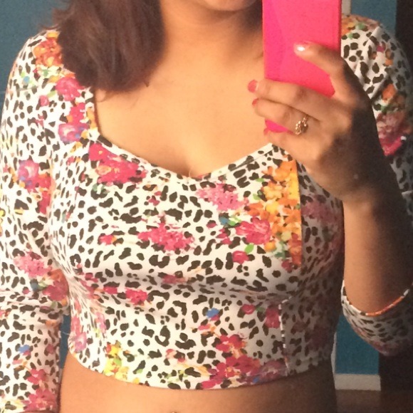 Flower crop top 🌸🌺 - Picture 1 of 2