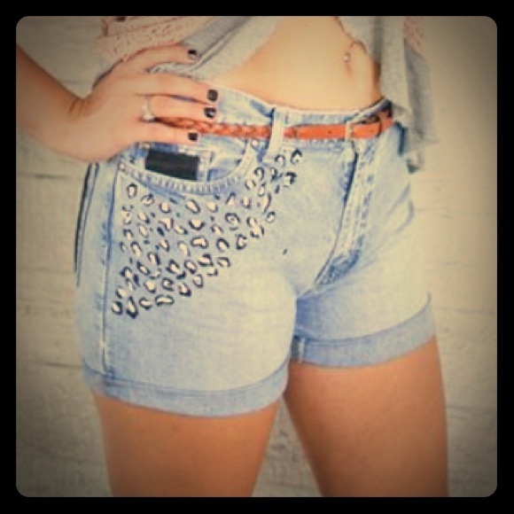 Hand painted high waisted shorts🌻