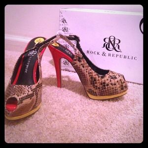 NWOT Rock & Republic snakeskin heels