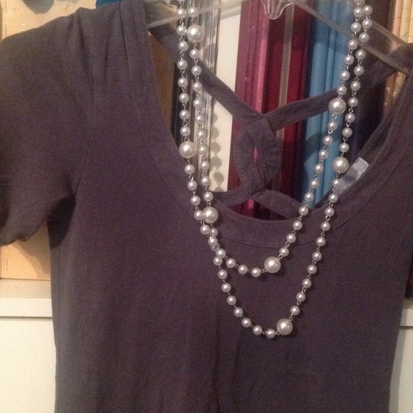 🔵CLEARANCE🔵 Beautiful grey top w beautiful back