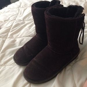 Dark brown Bearpaw boots with laces