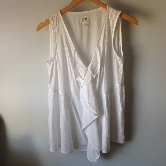White light weight blouse with ruffle