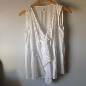 White light weight blouse with ruffle