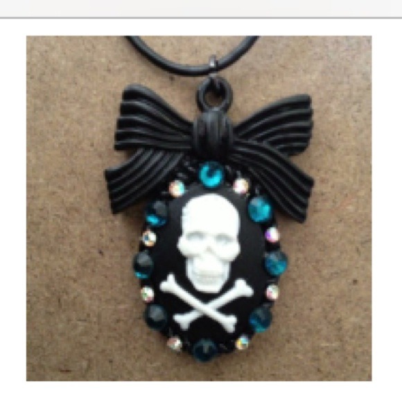Black & white skull & crossbones cameo necklace