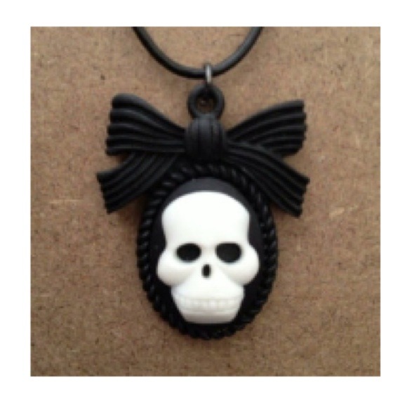 Black & white skull cameo necklace