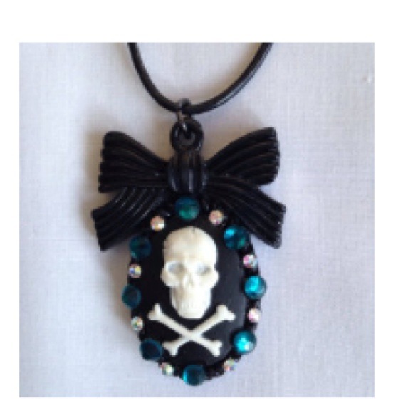 Black & white skull & crossbones cameo necklace