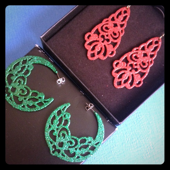 Set of metallic red and green sparkle earrings - Picture 1 of 3