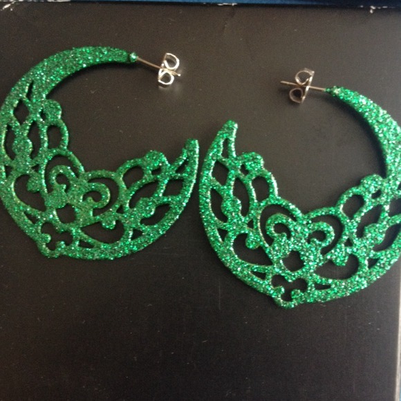 Set of metallic red and green sparkle earrings - Picture 2 of 3