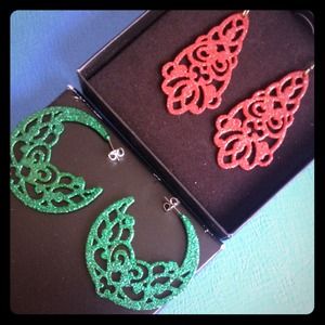 Set of metallic red and green sparkle earrings