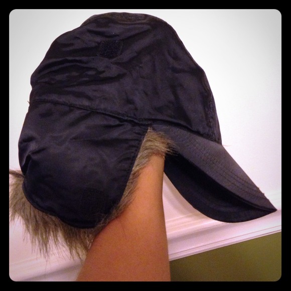GAP M/L black cap with fold up fur flaps