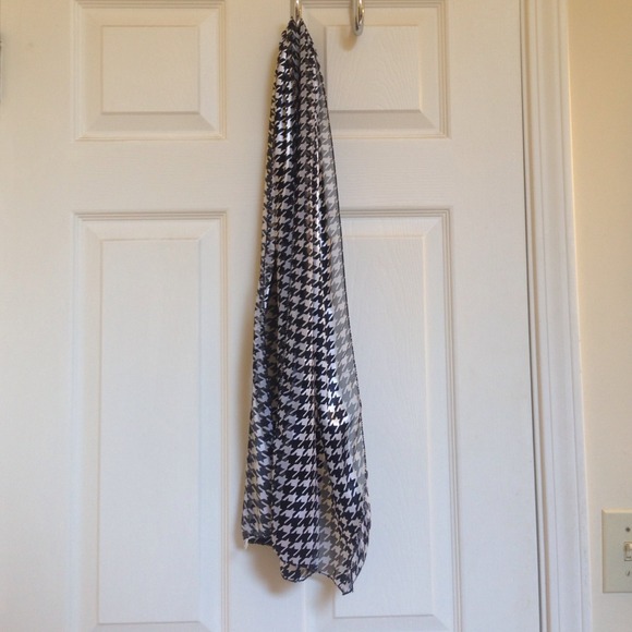 Houndstooth scarf - Picture 1 of 2
