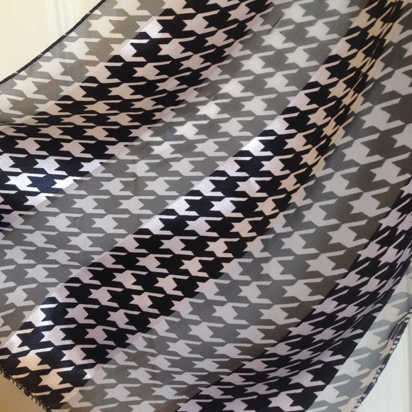 Houndstooth scarf - Picture 2 of 2