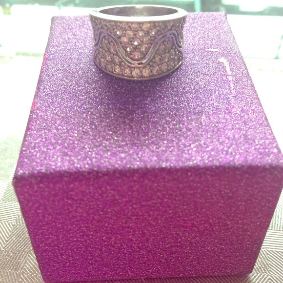 A silver ring - Picture 1 of 3