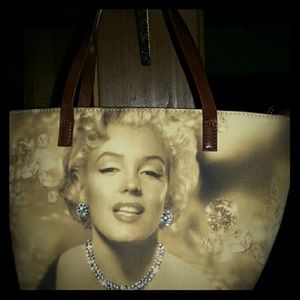 Marilyn Monroe  lovely handbag