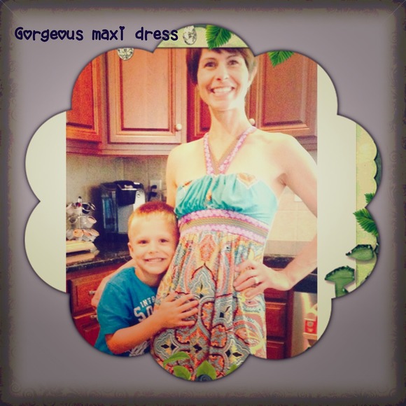 Dresses & Skirts - Gorgeous silky maxi dress