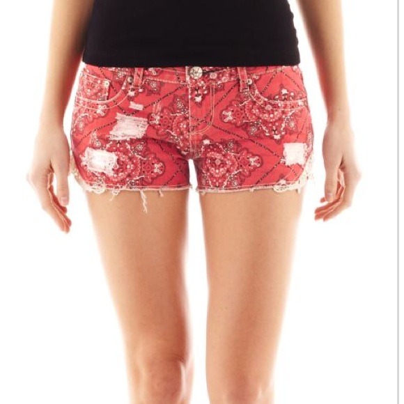 Vanilla star red side-crochet shorts