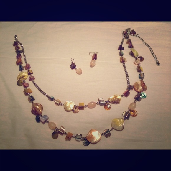 Necklace & Earrings 🌺 was $30 NOW $10🌺 - Picture 1 of 1