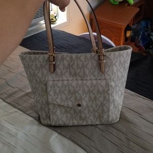 Authentic Michael lots pocket tote