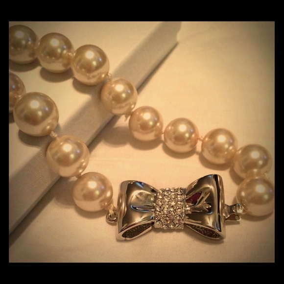 Cream Pearl Necklace & Earrings