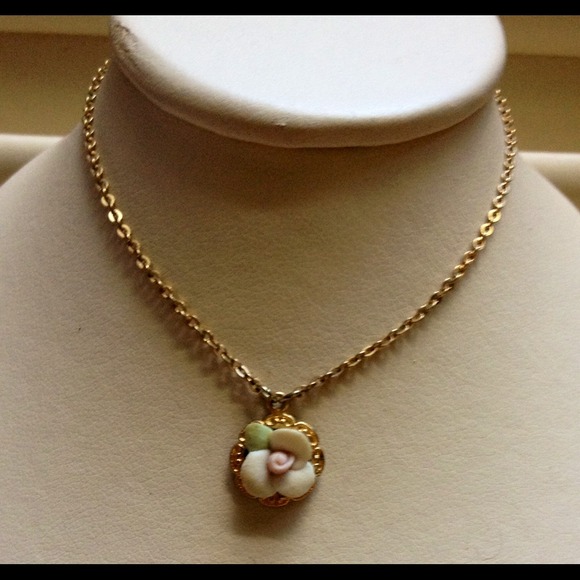 Vintage 1928 ceramic rose necklace. - Picture 1 of 3
