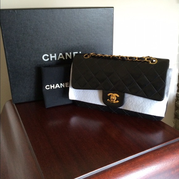 **SOLD** Very mint!Chanel small medium classic bag