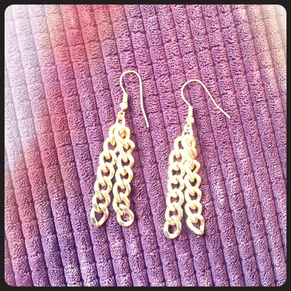 Adorable gold chain link earrings
