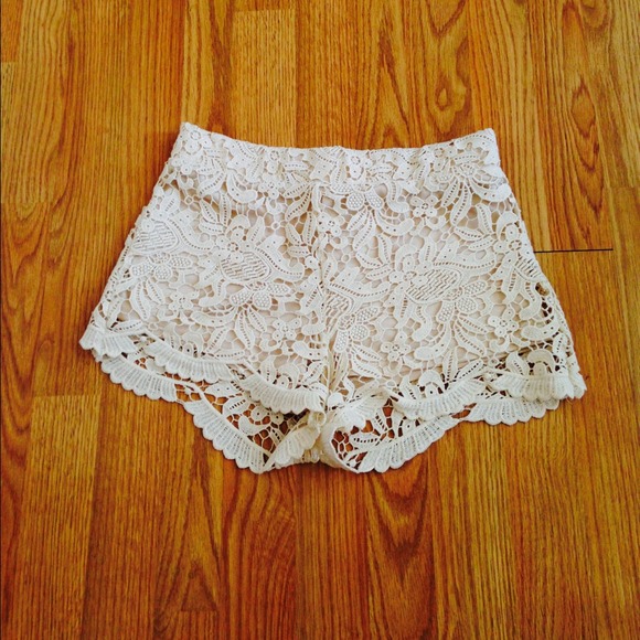 ✨SOLD❗️✨ Cream Crochet Knit Shorts - Picture 2 of 2