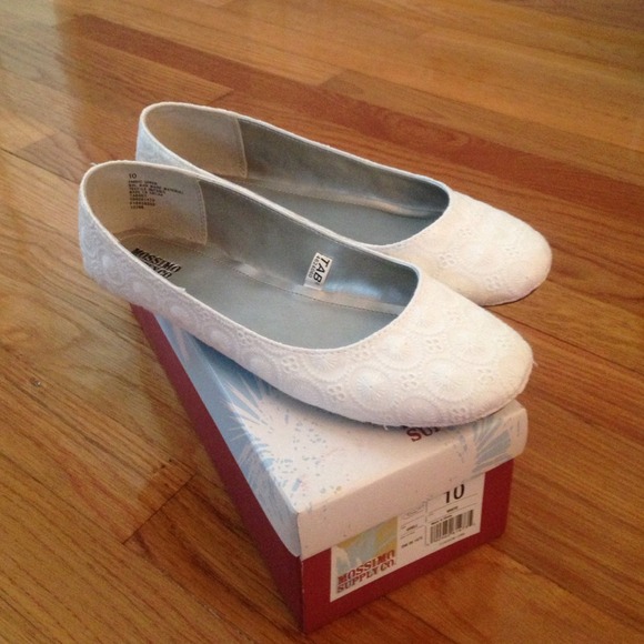 SOLD in bundle🎀darling white flats🎀