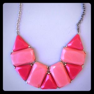 🎀Coral colored jewel necklace 🎀