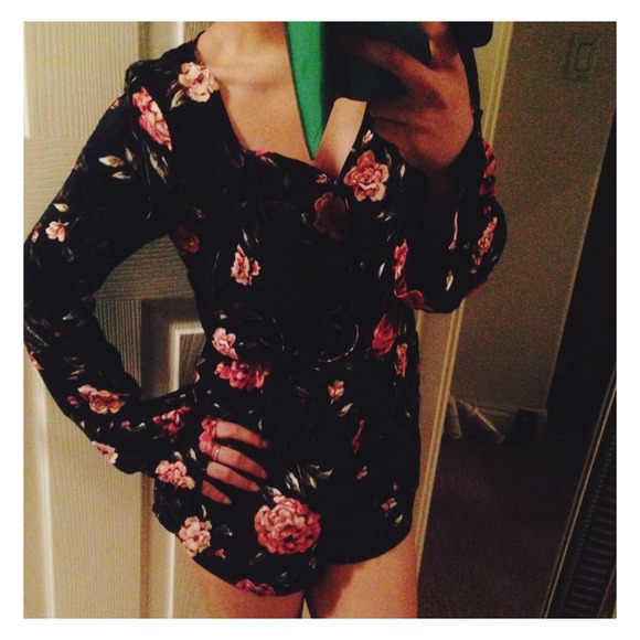 *SALE 25 🅿️🅿️* Tilly's Floral Romper - Picture 2 of 2