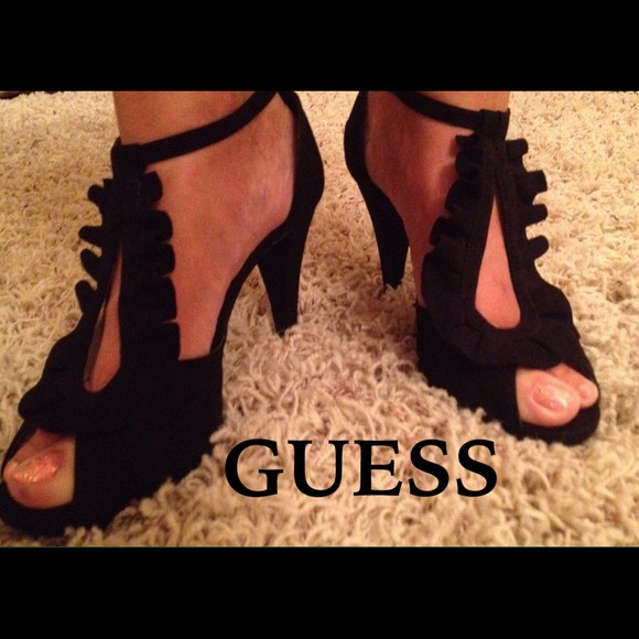 ⛔️SOLD⛔️Guess platform heels