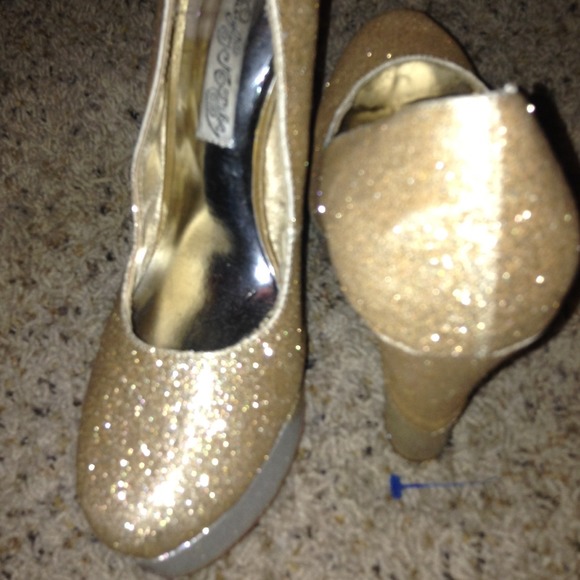 Heels - Picture 4 of 4