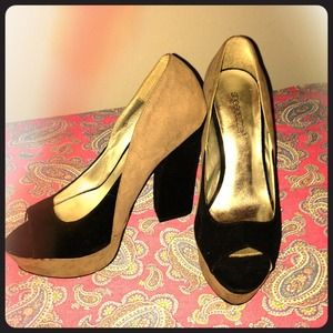 black and grey peep toe pumps!