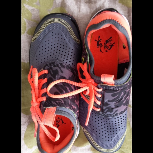 NEW Under Armour shoes Toxics