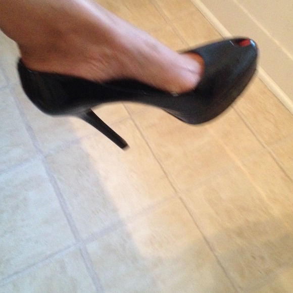 Jessica Simpson black patent heels - Picture 2 of 3