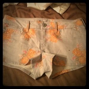 American Eagle floral shorts! 🌸