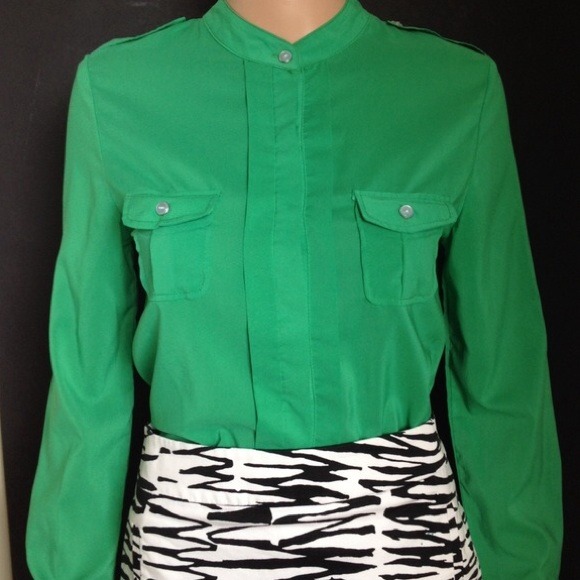 ❌BUNDLED❌ Kelly Green Button Down - Picture 3 of 3