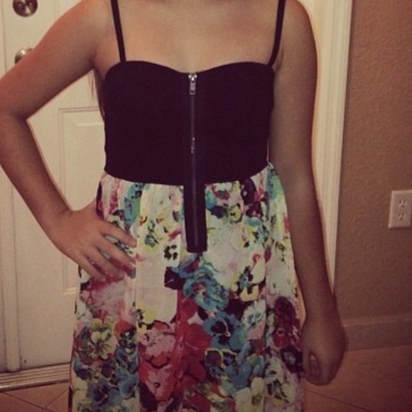 Dresses & Skirts - Material Girl cute summer dress