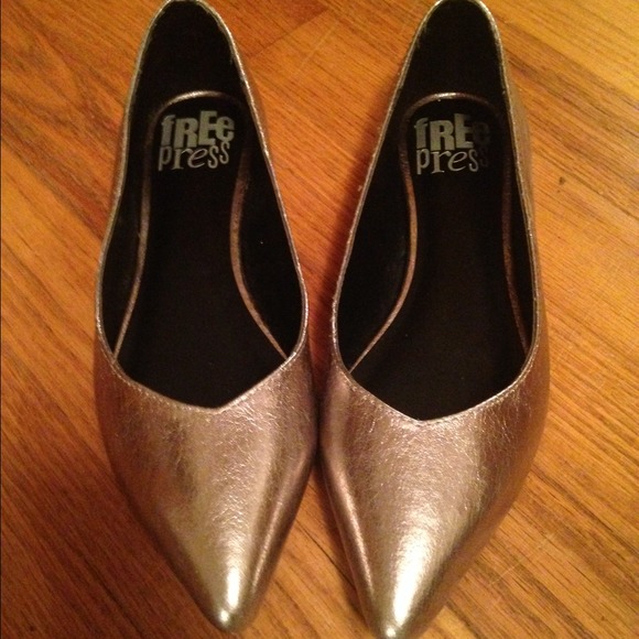 Silver Crackled Pointy-Toed Flats, size 5