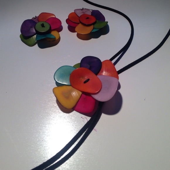 Ethnic set of earrings and necklace