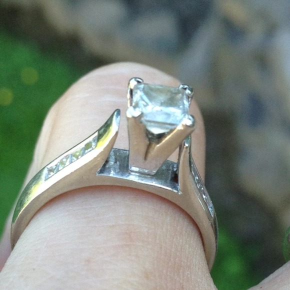 Diamond wedding ring ๐๐ - Picture 2 of 3