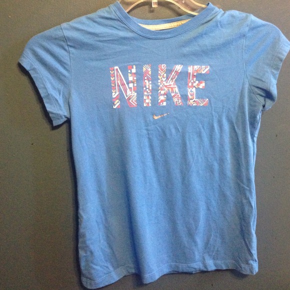 Girls nike shirt fits like a women's small