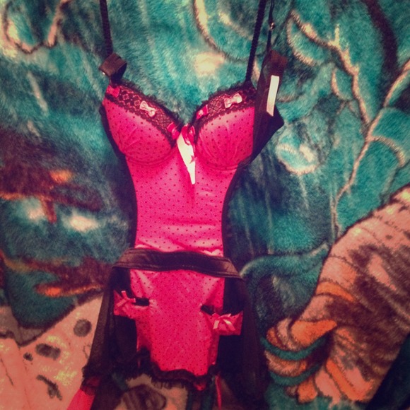 Lingerie - Picture 1 of 2