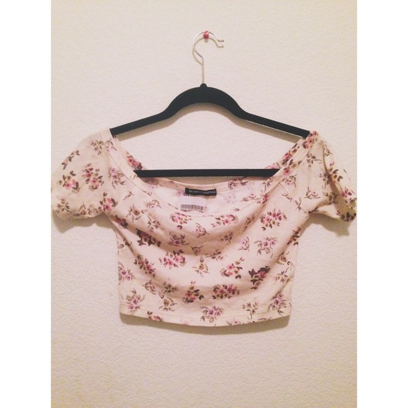 *SALE 15 🅿️🅿️* Brandy Melville Crop floral top