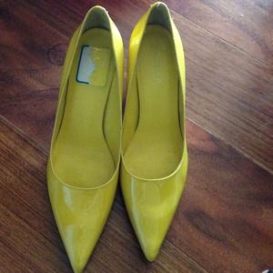 Yellow pumps