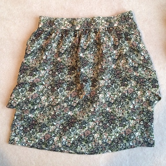 H&M flower skirt - Picture 2 of 2