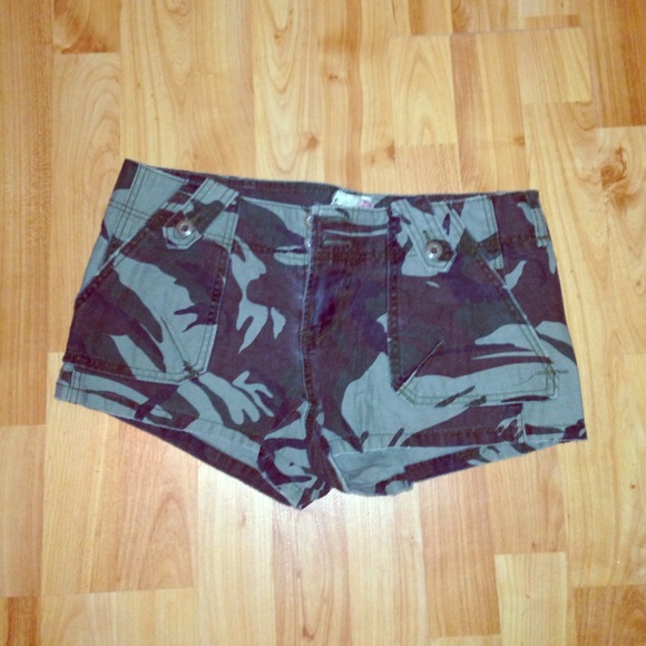 ⬇️REDUCED Camo style shorts - Picture 1 of 4