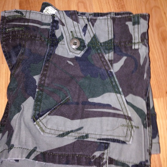 ⬇️REDUCED Camo style shorts - Picture 3 of 4