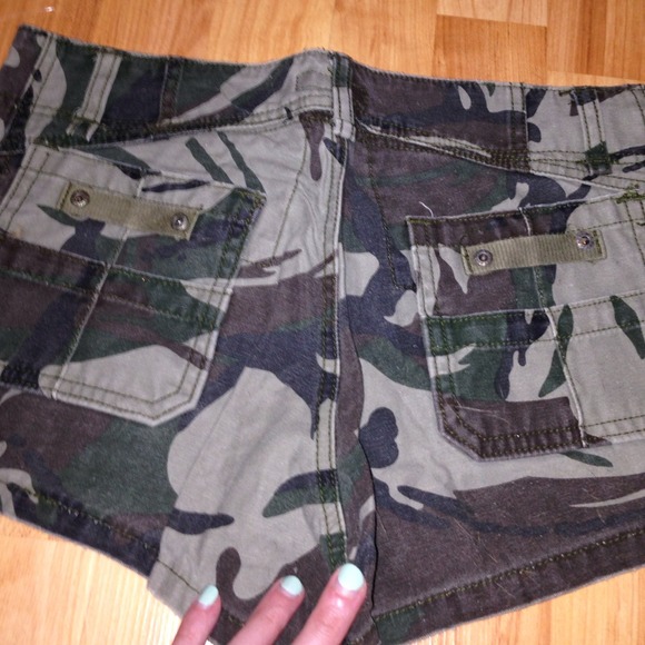 ⬇️REDUCED Camo style shorts - Picture 4 of 4