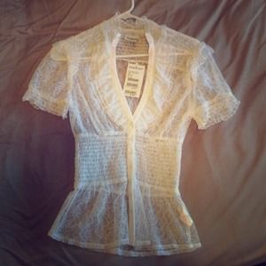 BEBE brand new lace low neck button top 🌟